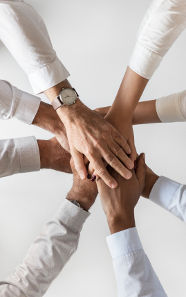 Equipe da DFSantos unindo as mãos em sinal de parceria e confiança.